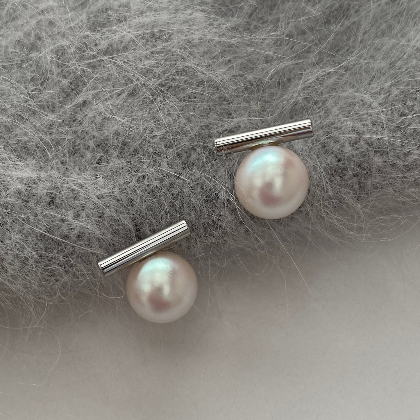 Women's Rotating Pearl Small Exquisite Simple Early Spring Earrings