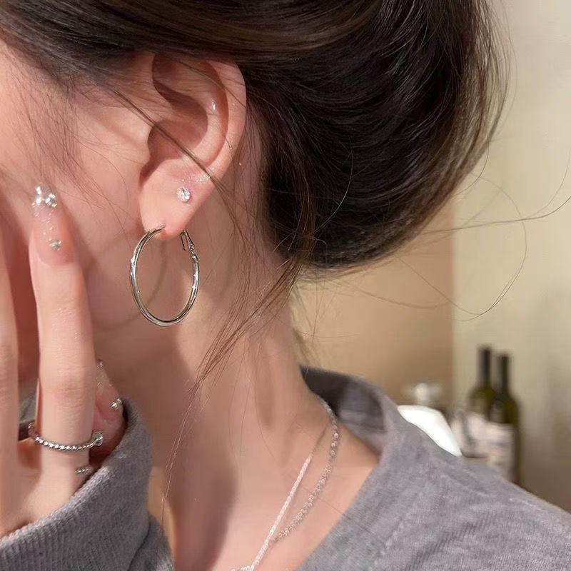 Women's Light Luxury High-grade Simple Ear Clip Exaggerated Earrings