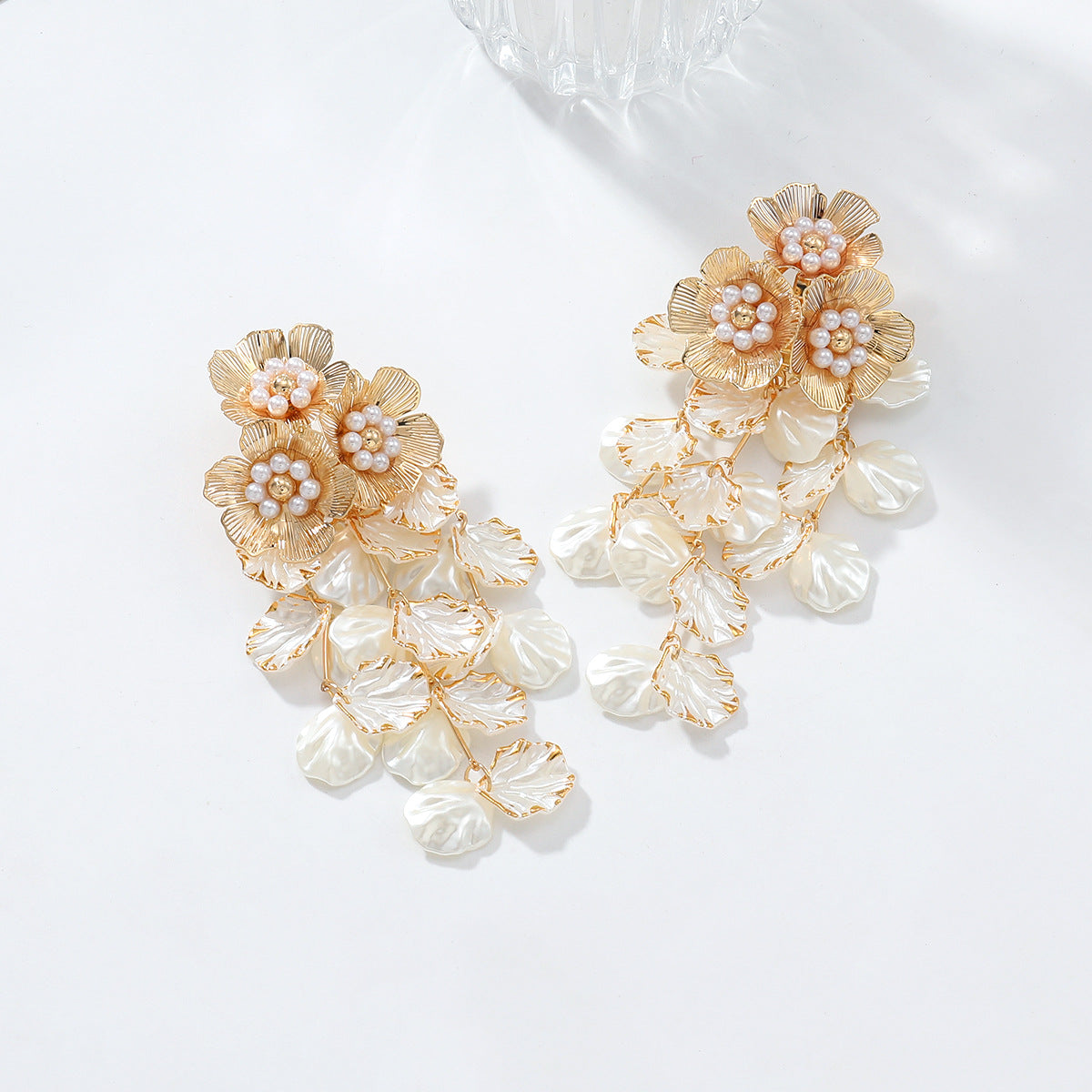 Women's Sweet Dopamine Imitation Pearl Woven Flower Earrings