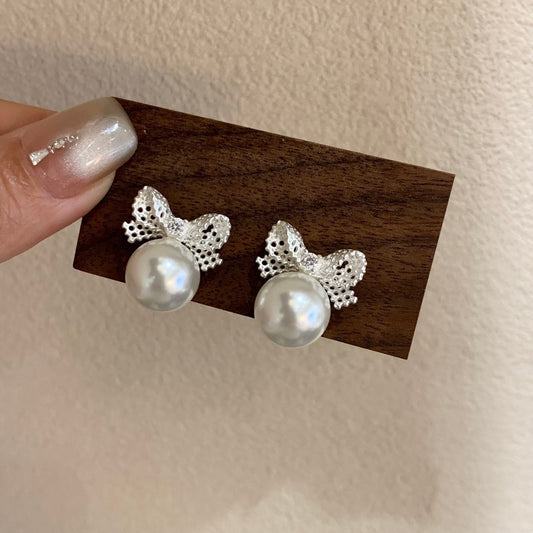 Women's Gentle Lace Bow Pearl Exquisite Light Luxury Minority Unique Beautiful Stud Earrings