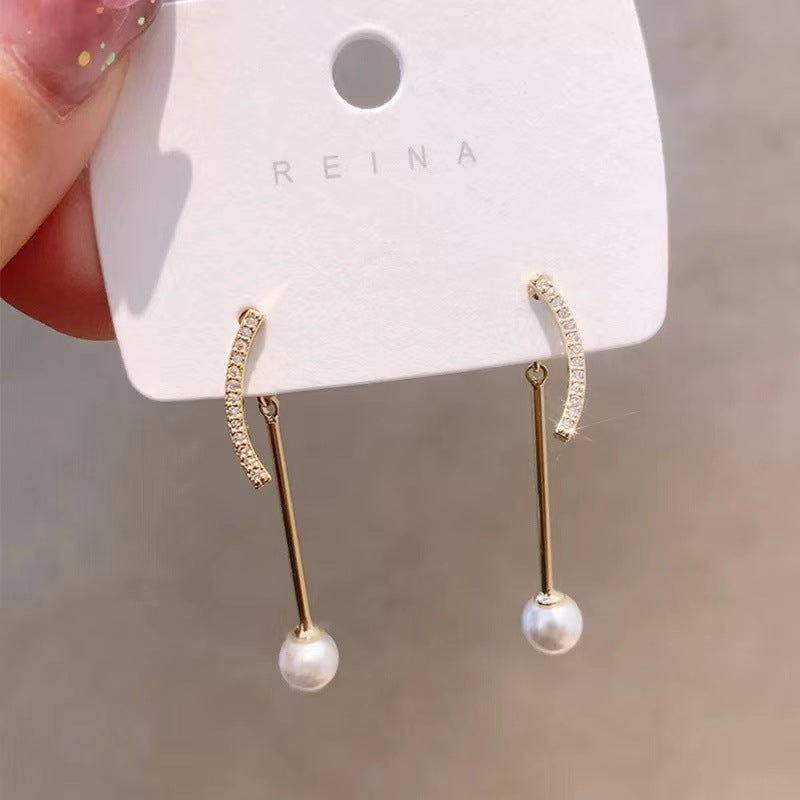 Sier Needle Rhinestone Curved Smiley Pearl Stud Earrings
