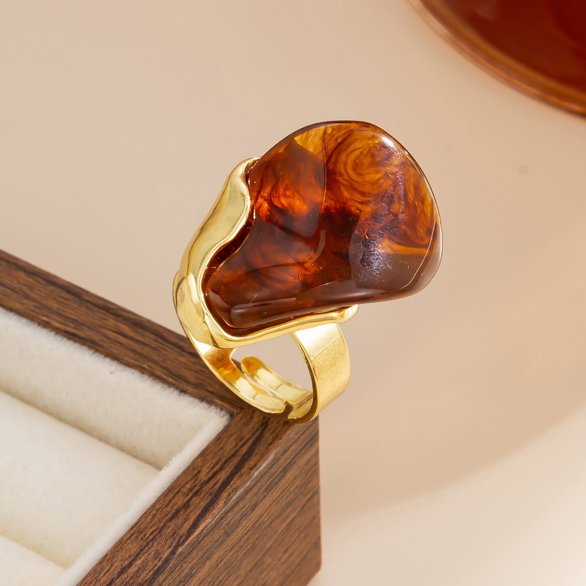 Retro Translucent Amber Blooming Resin Wind Ring