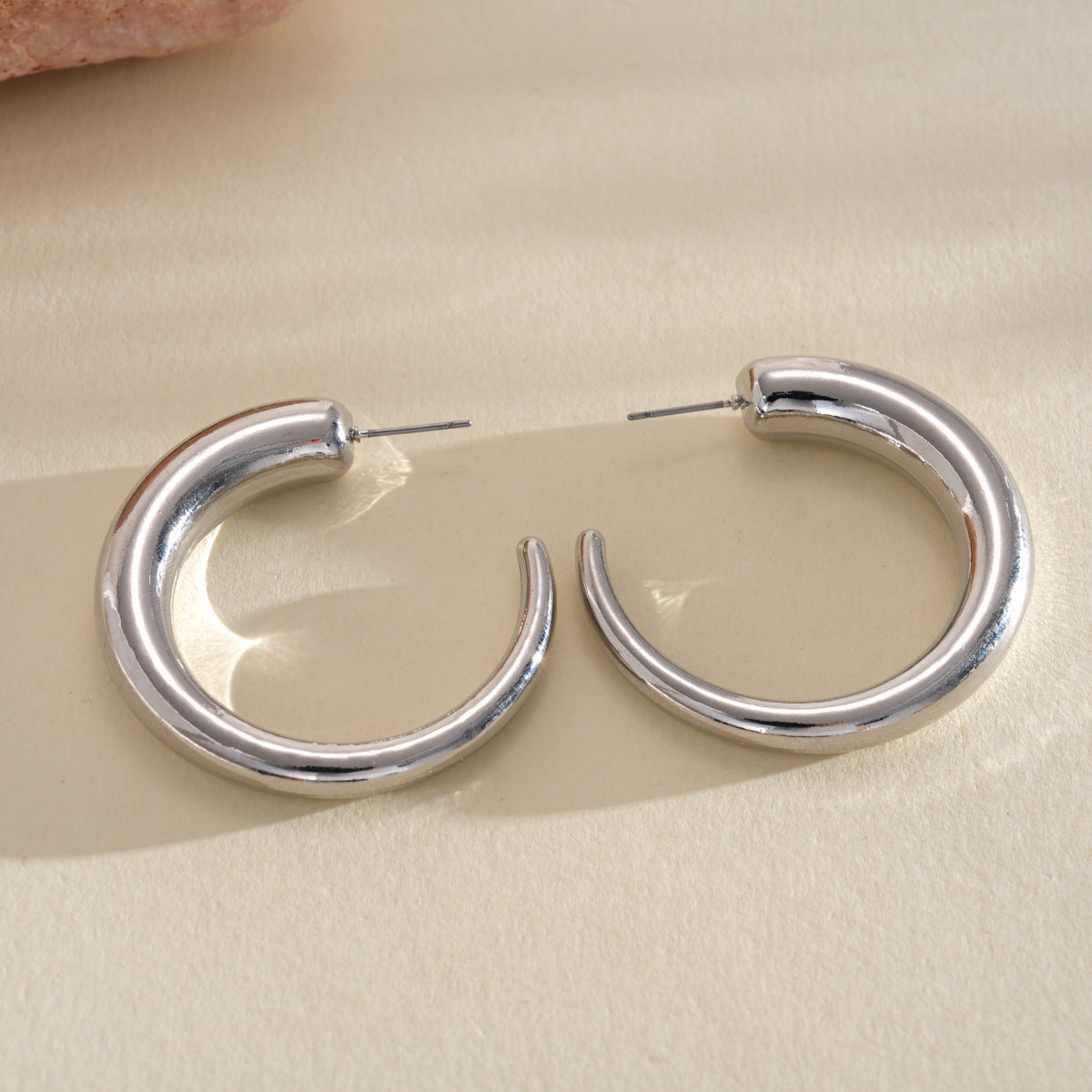 Geometric Cut Heart-shaped Oval Irregular Design Versatile Light Stud Earrings