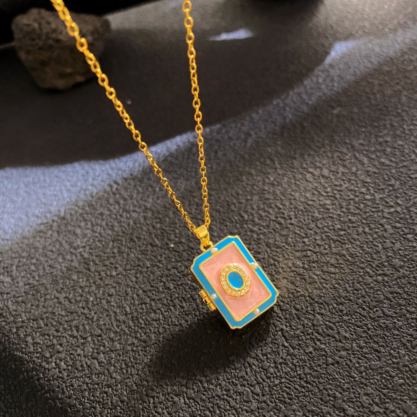 Women's Drip Glazed Box Fashion Shell Pearls Light Luxury Clavicle Pendants