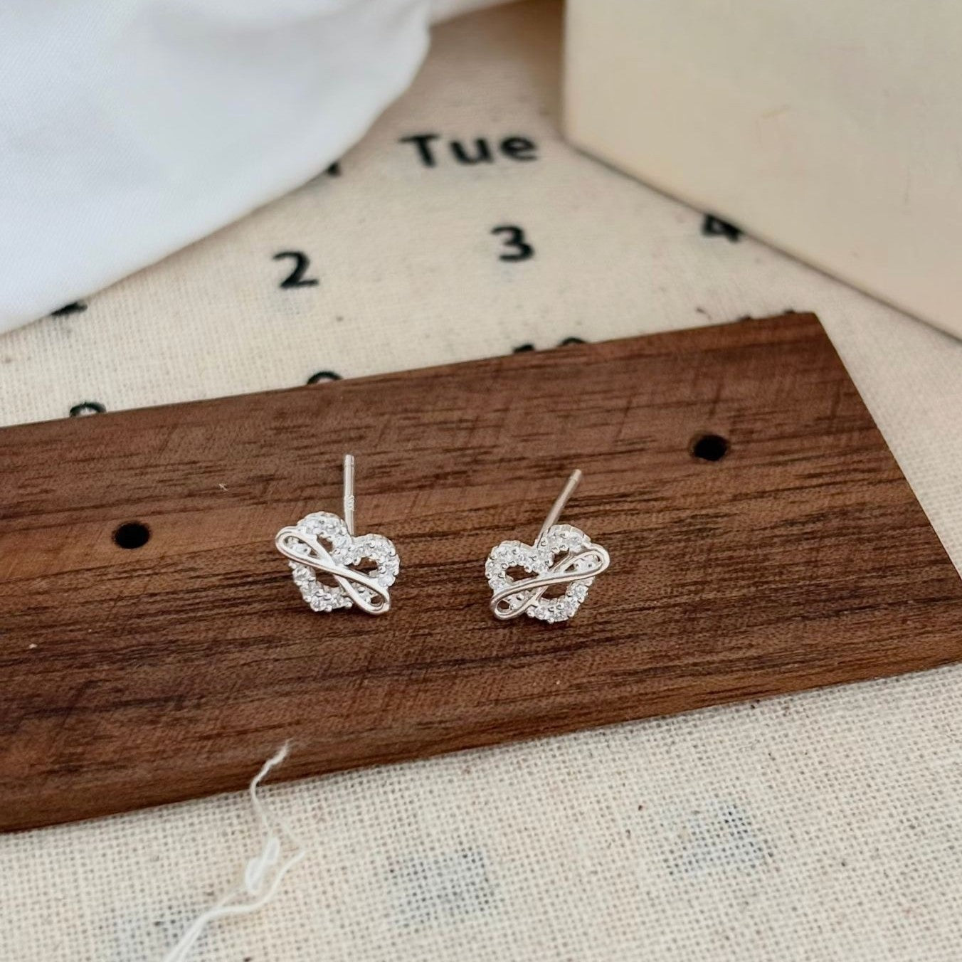 Loving Heart Winding Bow Light Luxury Niche Earrings