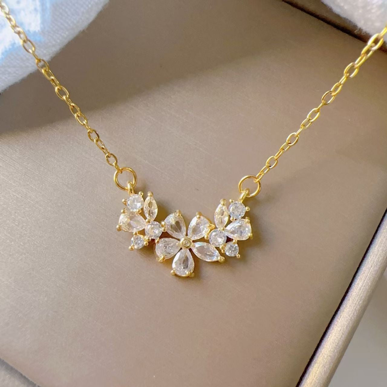 Sense Micro Inlaid Zircon Three Flowers Five Petal Flower Design Necklace