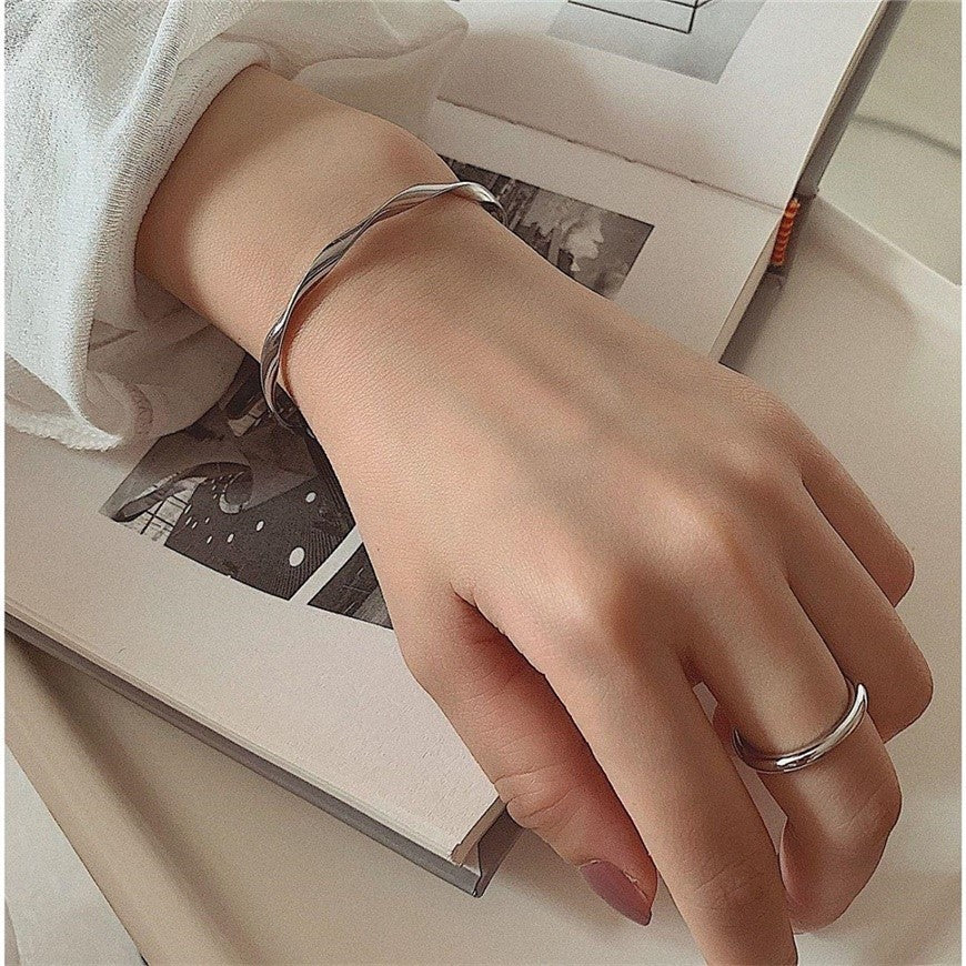 Women's Twisted Simple Fashion High-grade Trendy Design Girlfriends Cold Bracelets