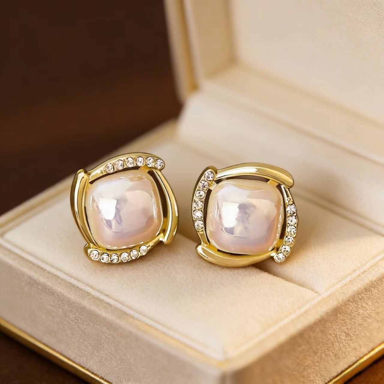 Women's Elegant Trendy Wild Vintage Light Luxury Stud Earrings