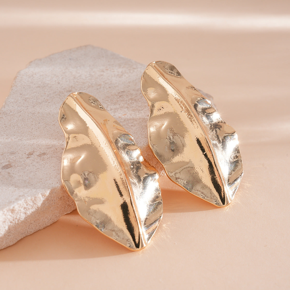 Geometric Cut Heart-shaped Oval Irregular Design Versatile Light Stud Earrings