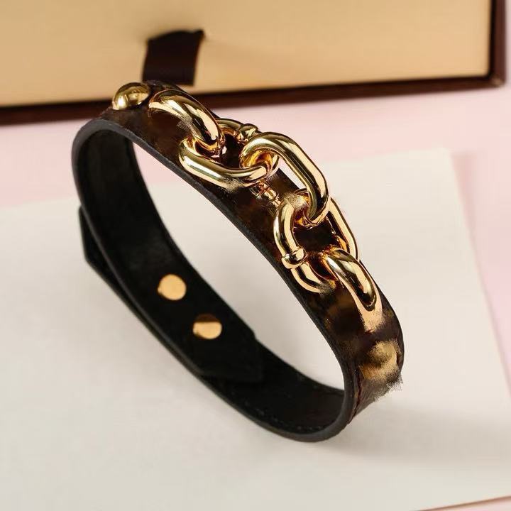 V's Four-leaf Clover Presbyopic Leather Couple Simple Bracelet