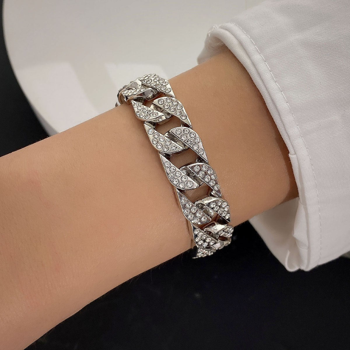 Pretty Women's Diamond Retro Light High-grade Bracelet