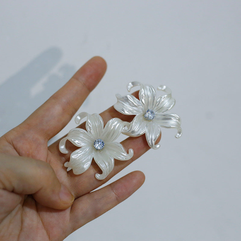 Exaggerated White Flower-de-luce Flower Female Acrylic Design Earrings