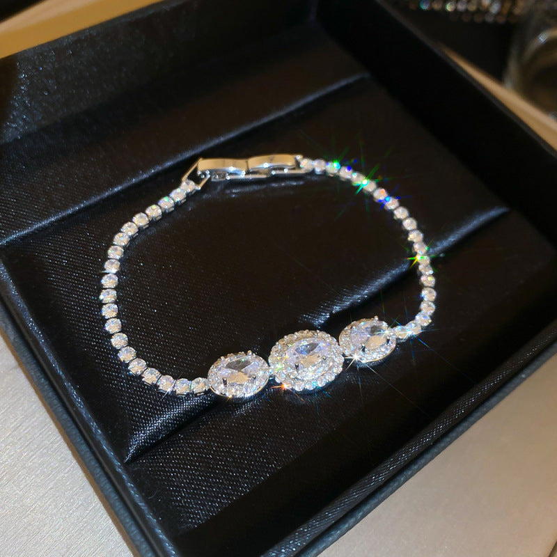 With Diamond Round Exquisite Fashion Retro Unique Design Light Luxury Bracelets