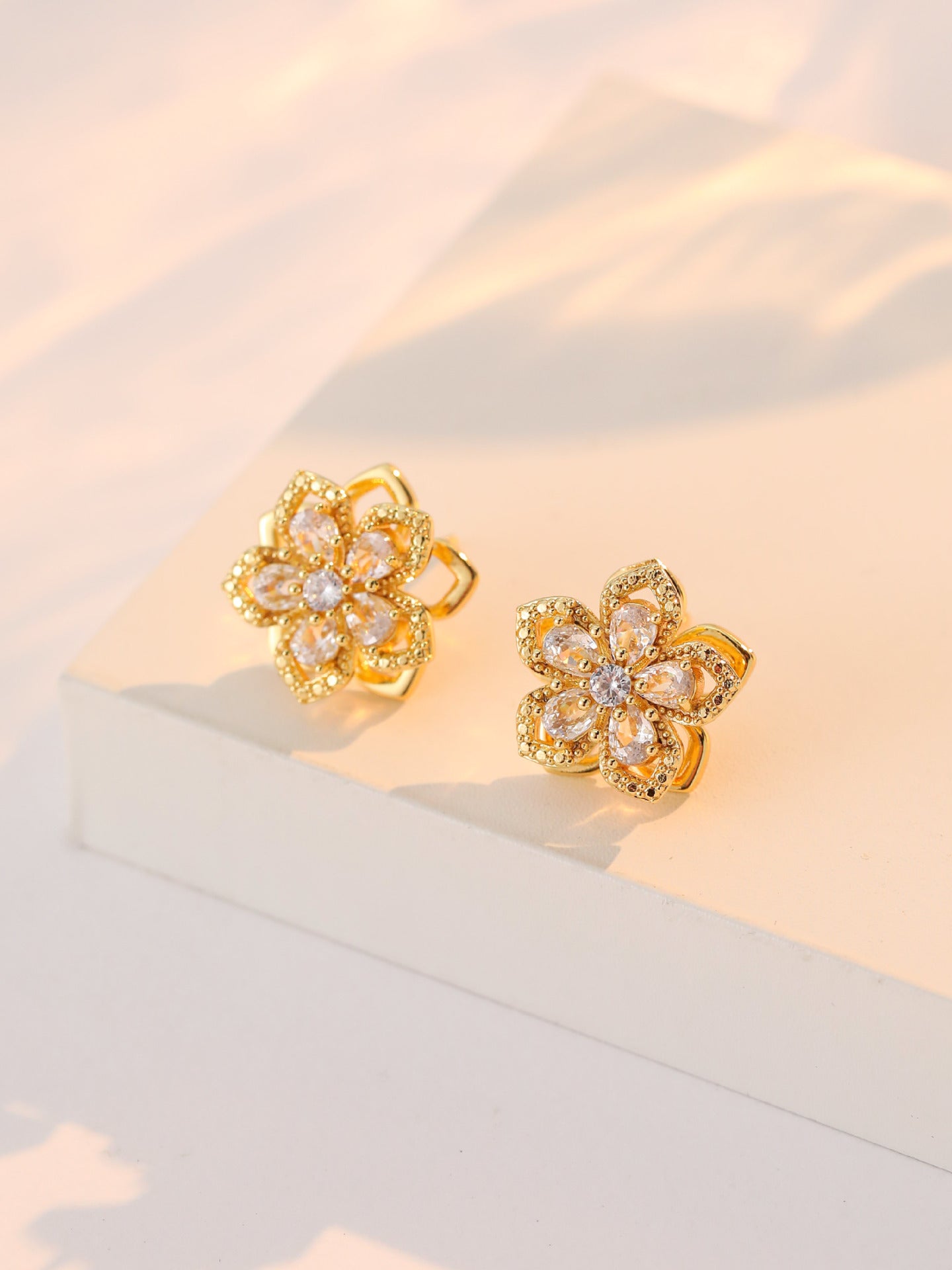 Women's Sweet Rotating Zircon Flower Niche Design Elegant Titanium Necklace