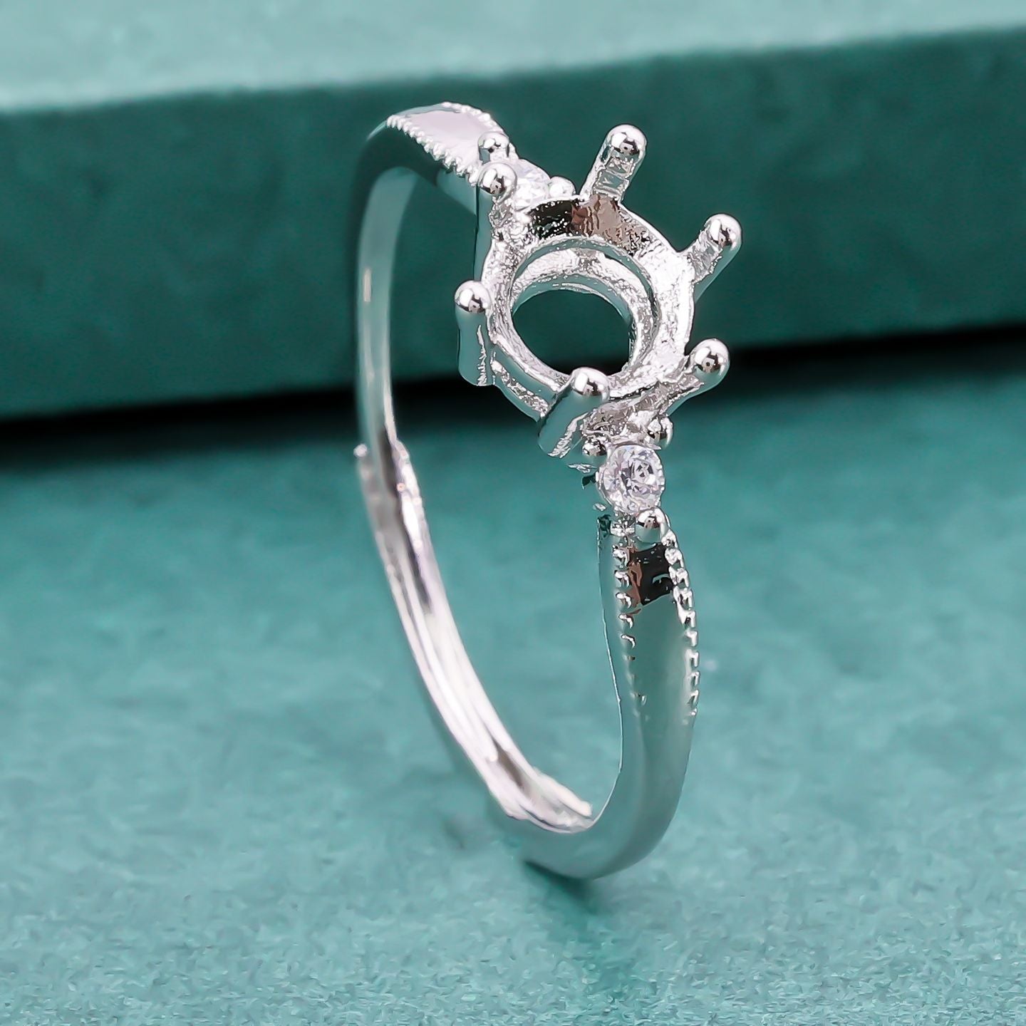 Pointed Bottom Chinese Diamond Holder Live Ring