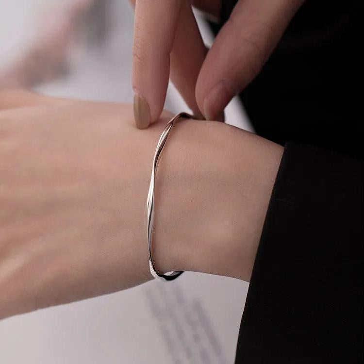 Women's Twisted Simple Fashion High-grade Trendy Design Girlfriends Cold Bracelets