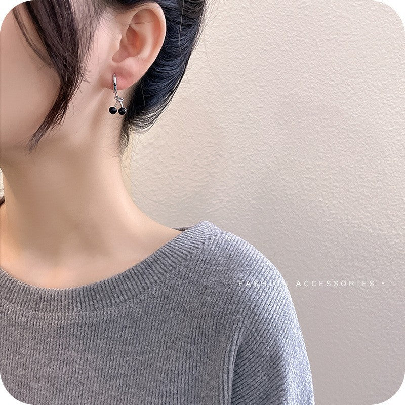 Women's Small Simple Hollow Pearl High-grade Refined Stud Earrings
