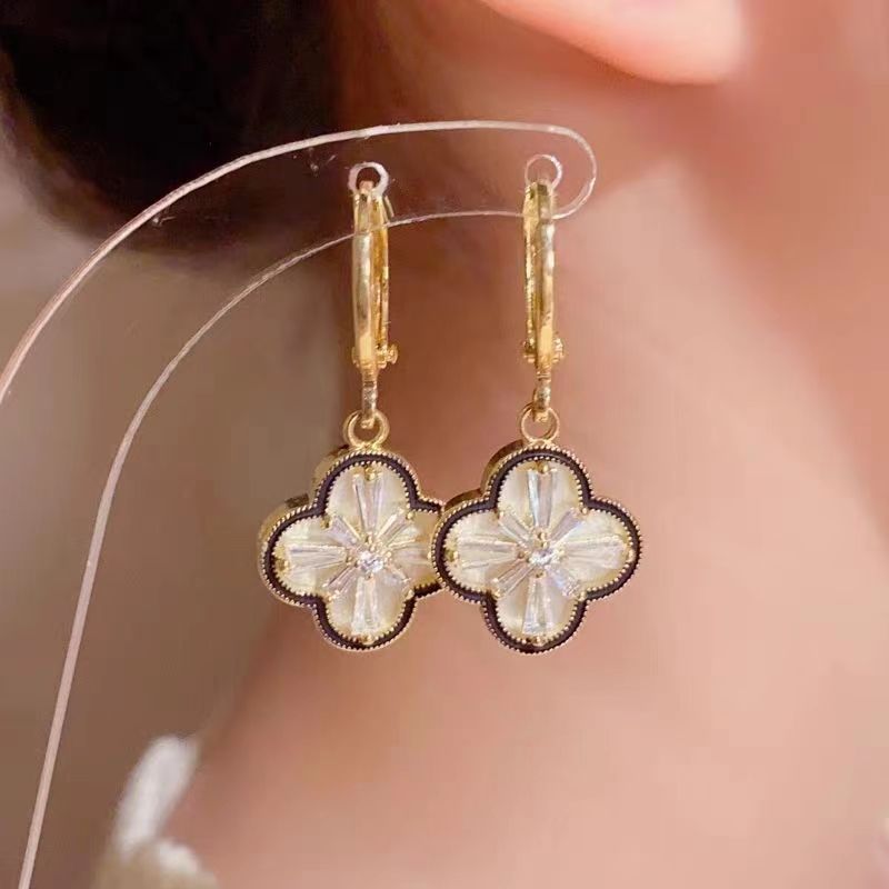Four-leaf Clover Personalized Minority Trendy Temperament Wild Light Luxury Ear Buckle