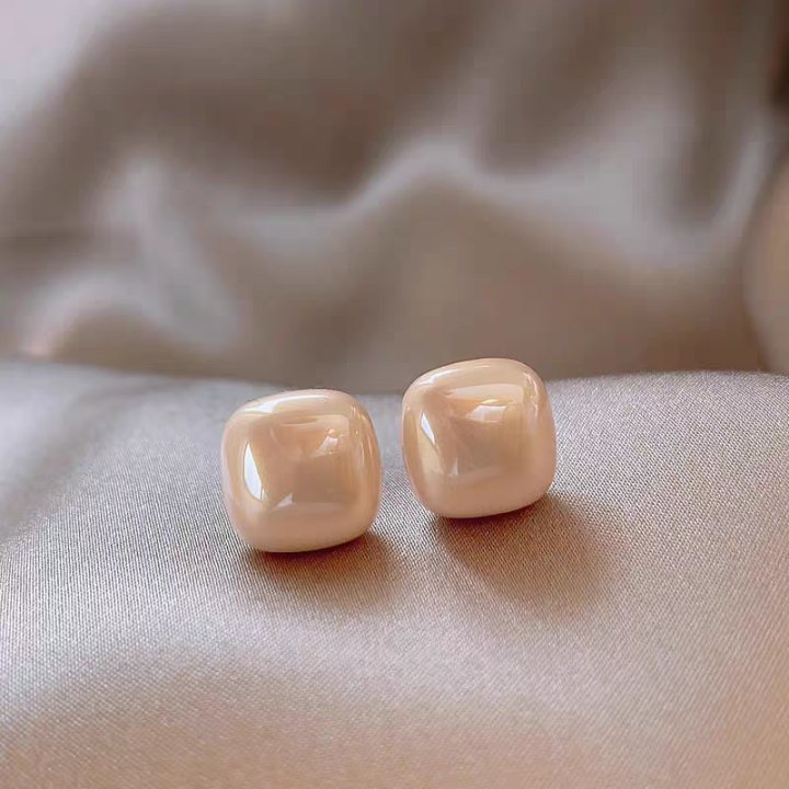 Charming Women's Bow Pearl Light Luxury Earrings