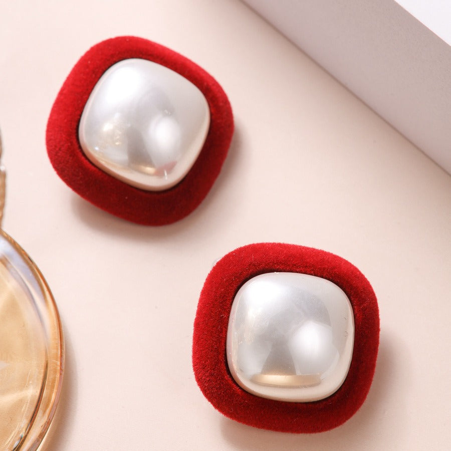 Women's French Retro Geometric Light Luxury High-grade Flocking Imitation Shell Pearl Stud Earrings