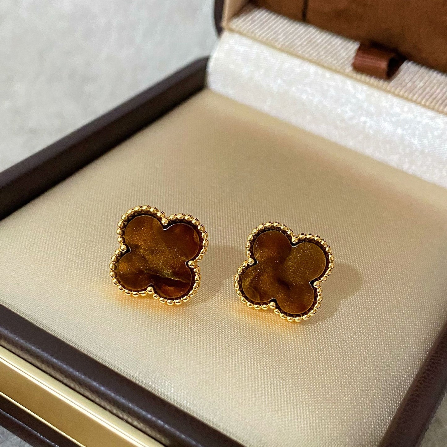 Gold-plated Retro Classic Fashion Four-leaf Clover Resin Female Light Luxury Stud Earrings