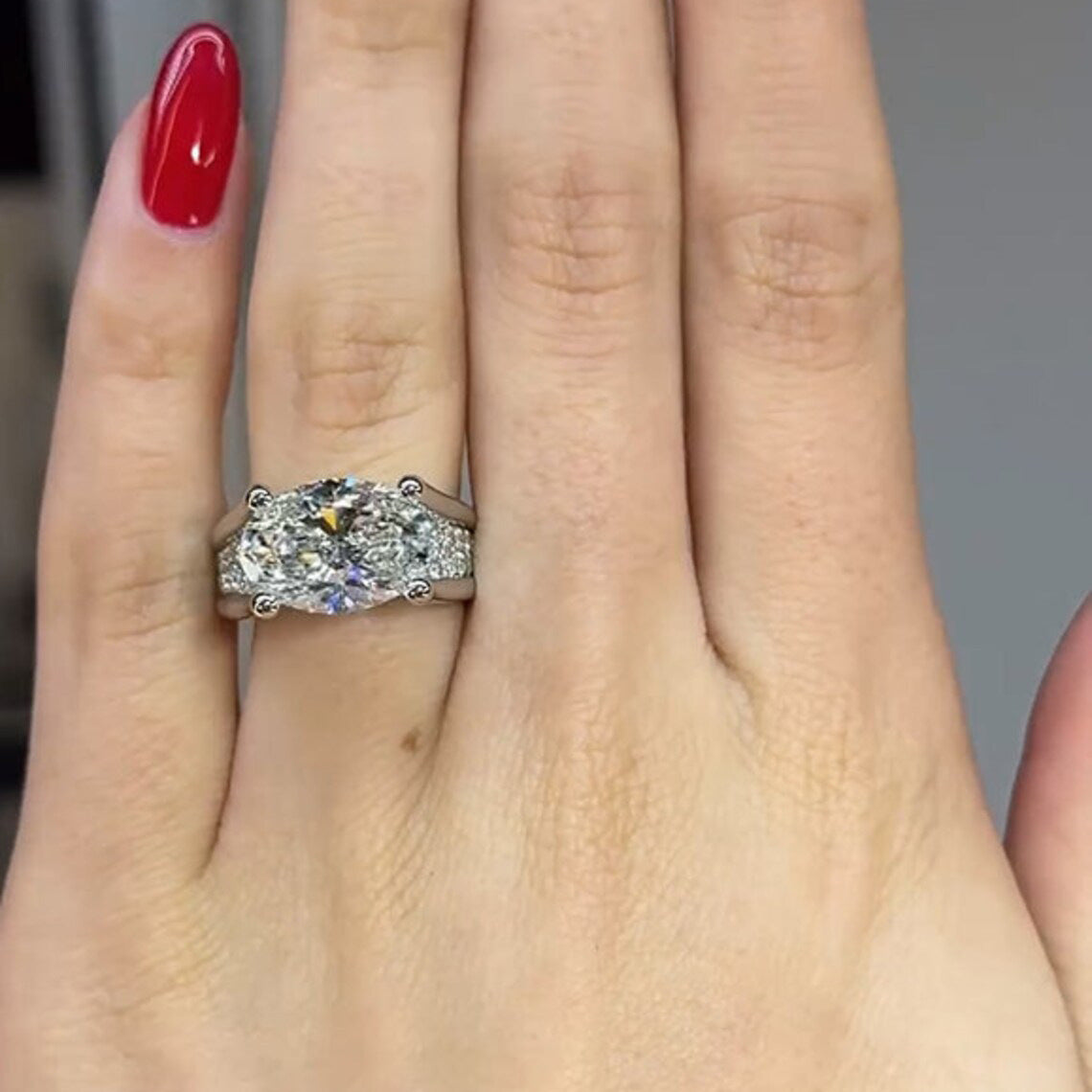 Women's Egg-shaped High Carbon Diamond Engagement Wedding Rings