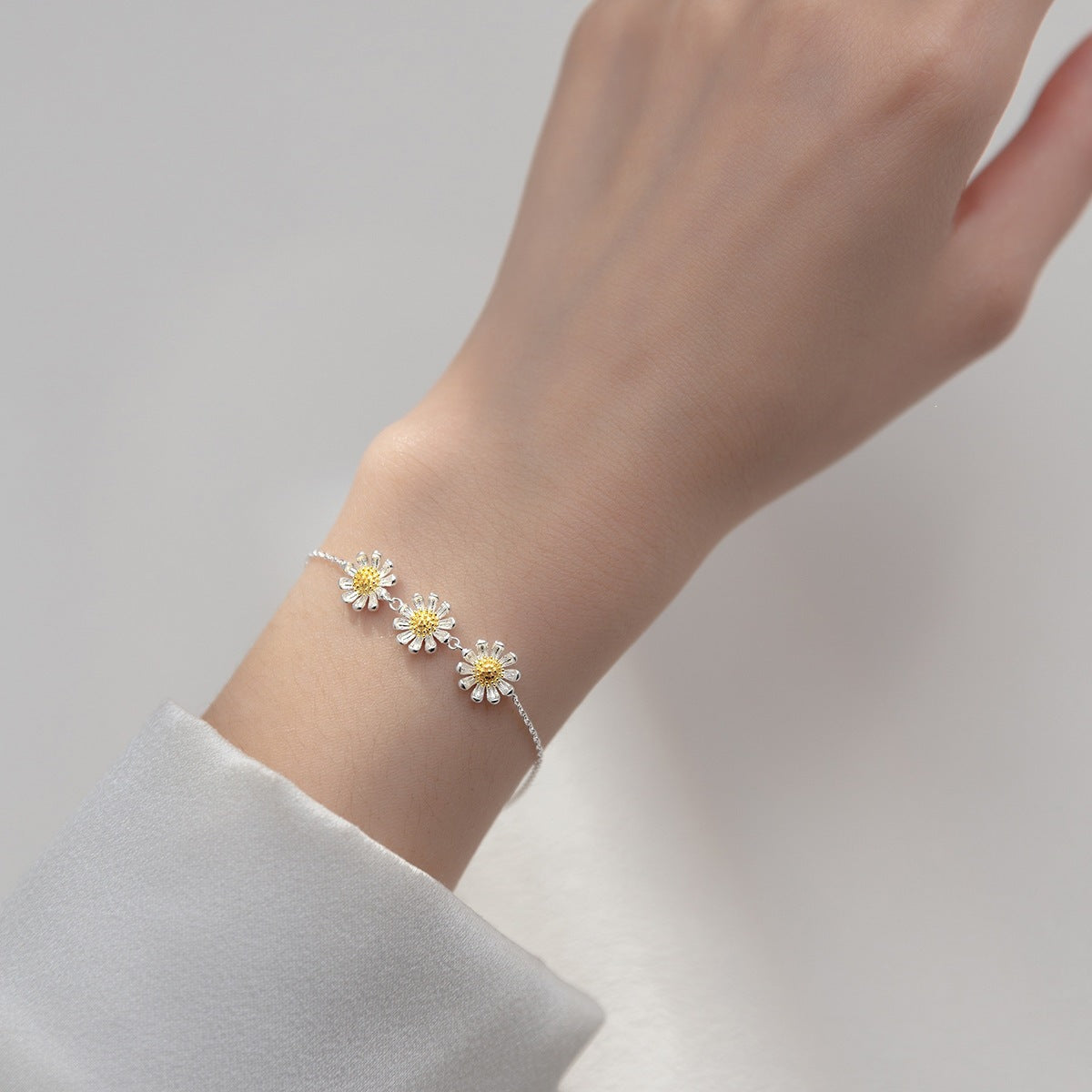 Fresh Three Small King Whyte Flower Female Sweet Bracelet