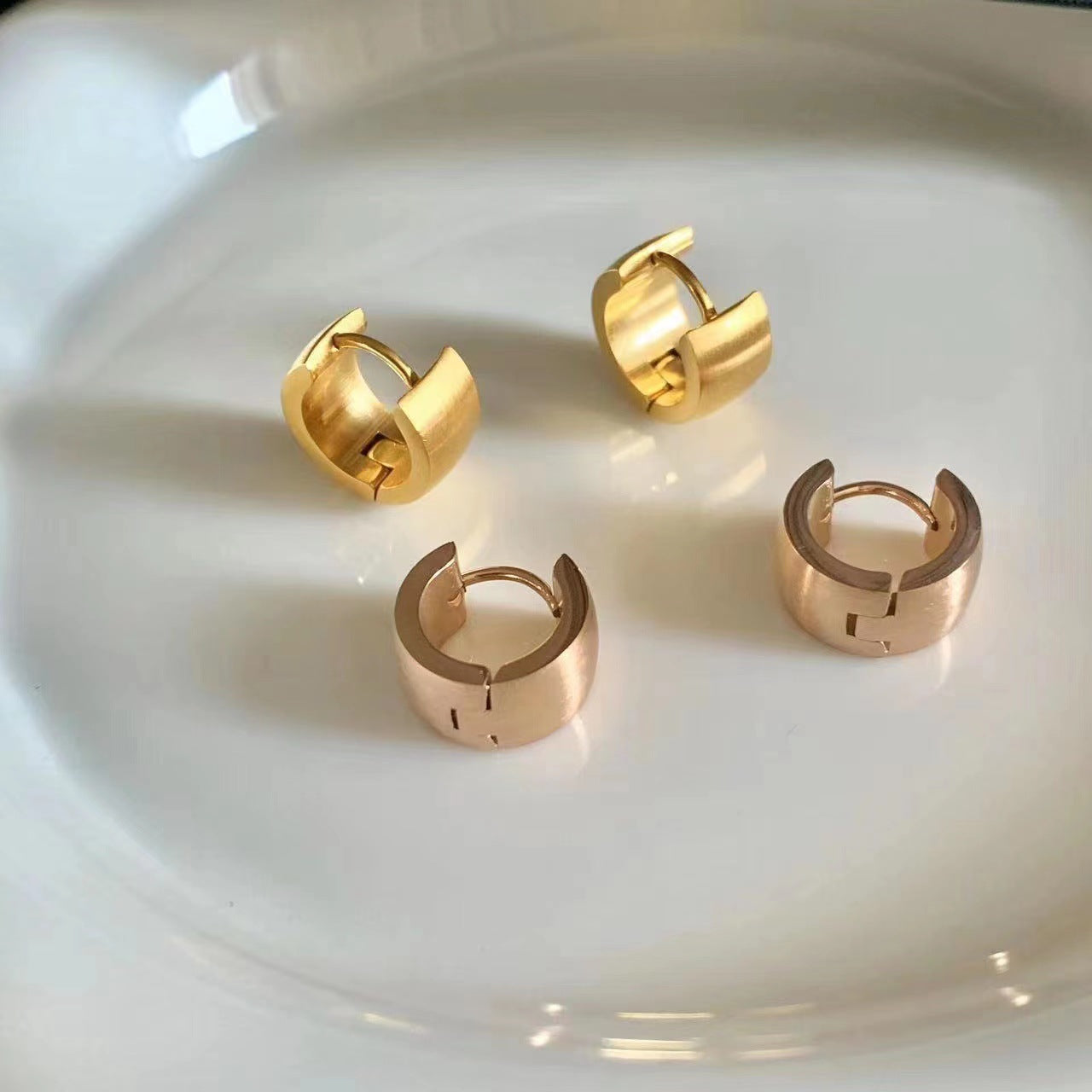 Minimalist Brushed Clip Female Titanium Steel Rose Ear Buckle