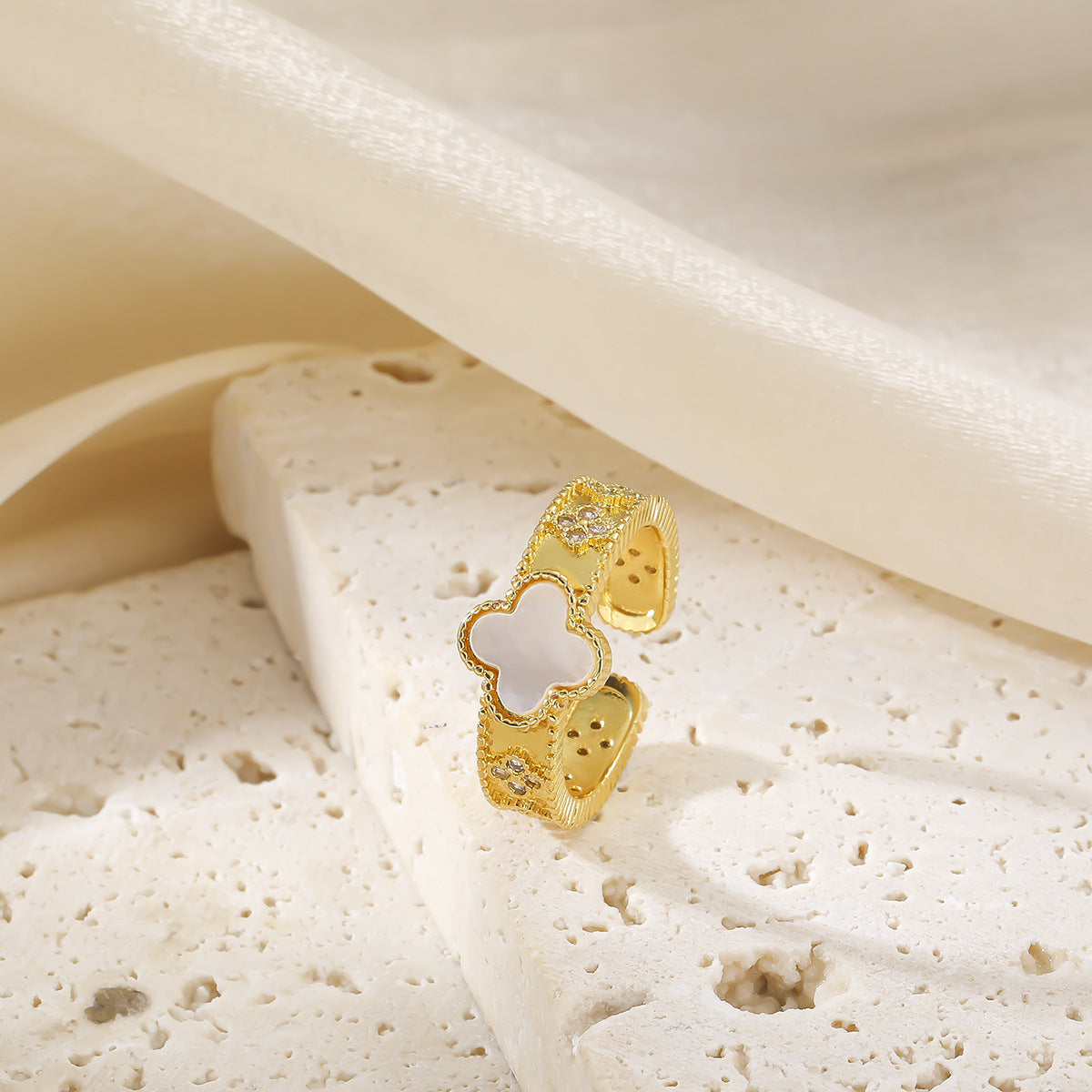 Light Luxury Clover Zircon Female Retro Rings