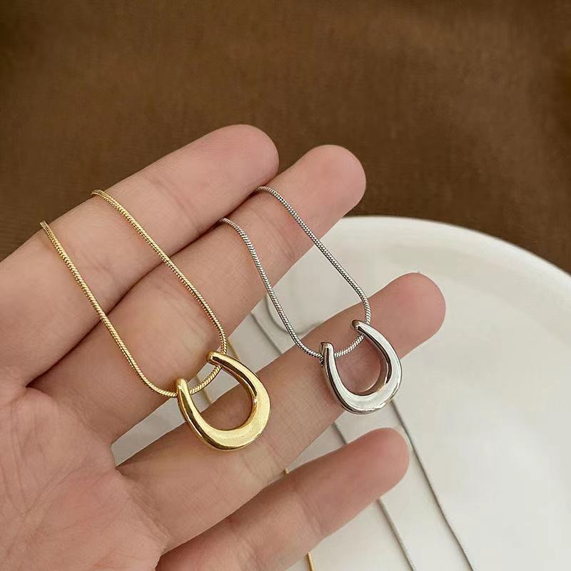 Design Sense U-shaped Horseshoe Female Light Luxury Minority Clavicle Chain Necklaces