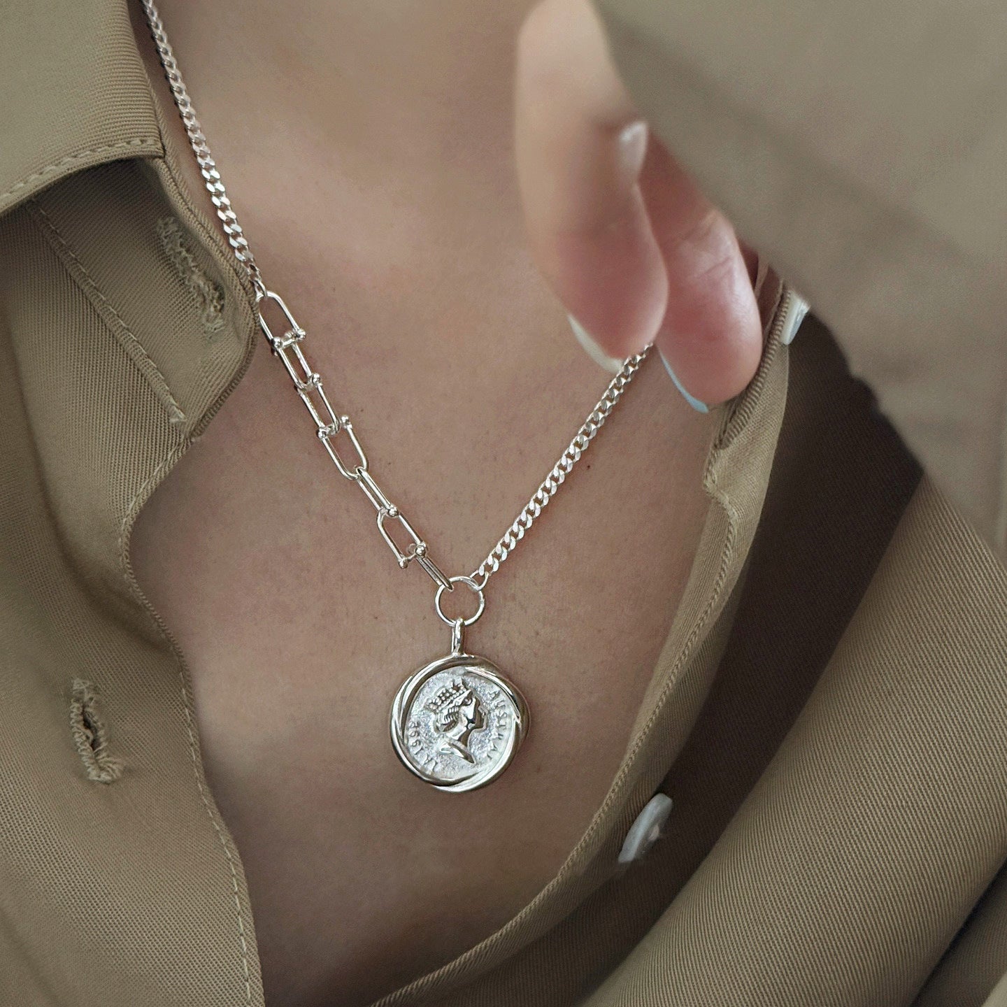 Women's Horseshoe Chain Queen Round For Design Necklaces