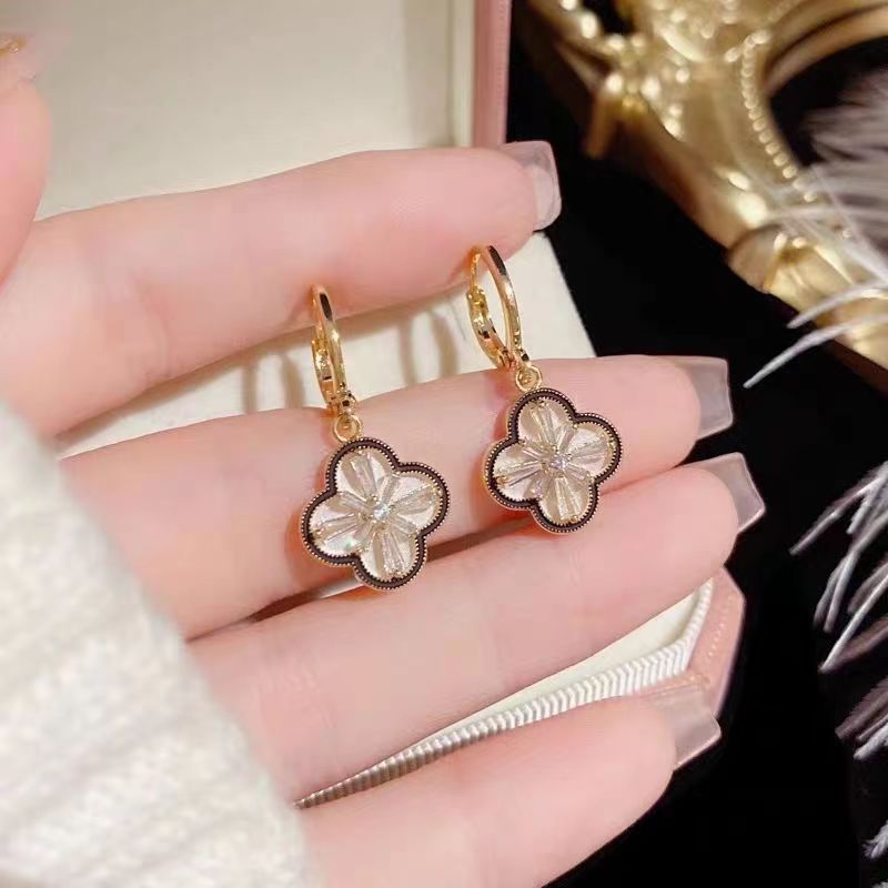 Four-leaf Clover Personalized Minority Trendy Temperament Wild Light Luxury Ear Buckle
