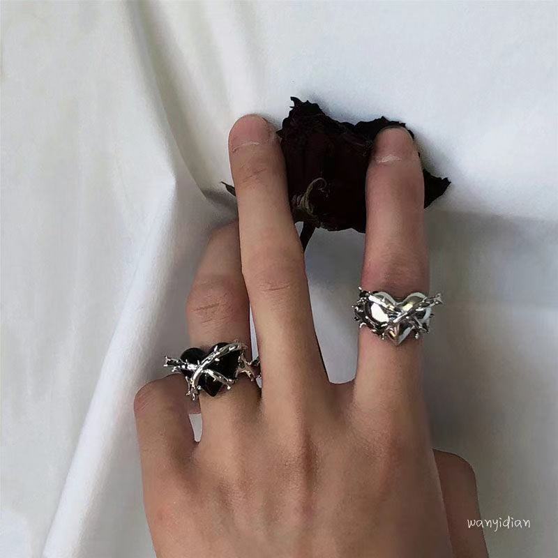 Women's & Men's Locked Heart Metal Thorns Love Heart-shaped Irregular Design Ring