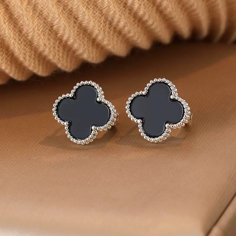 Leaf Clover Classic Style Light Luxury Ear Buckle