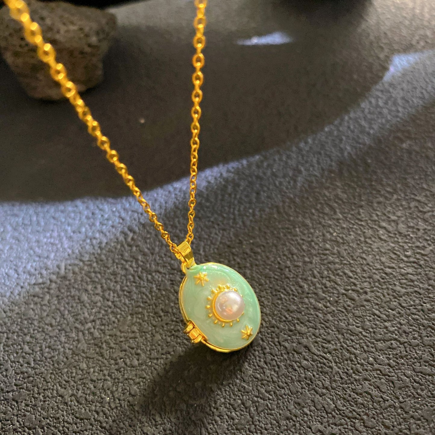 Women's Drip Glazed Box Fashion Shell Pearls Light Luxury Clavicle Pendants