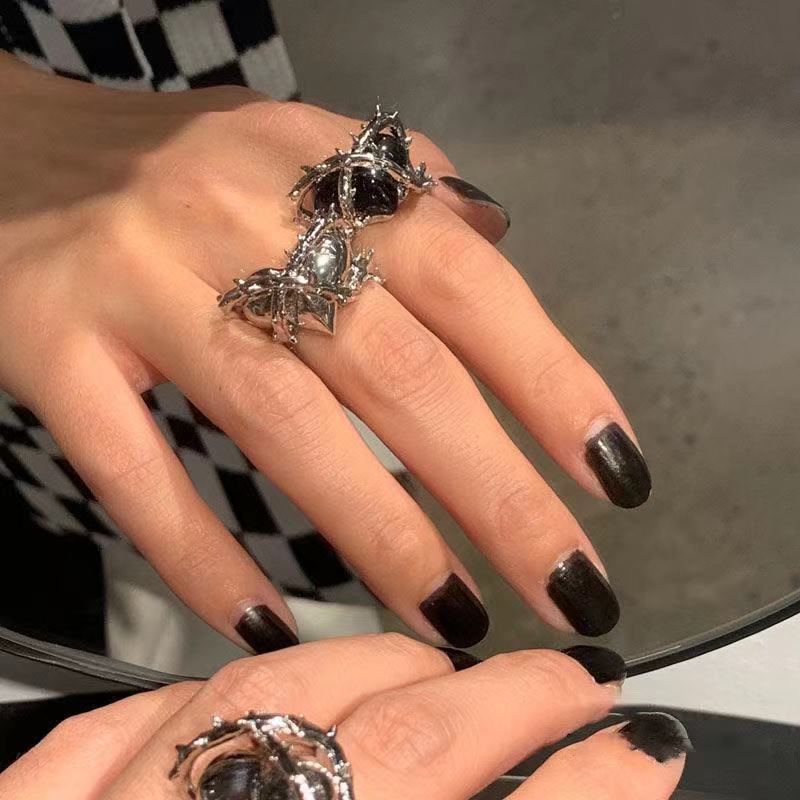 Women's & Men's Locked Heart Metal Thorns Love Heart-shaped Irregular Design Ring
