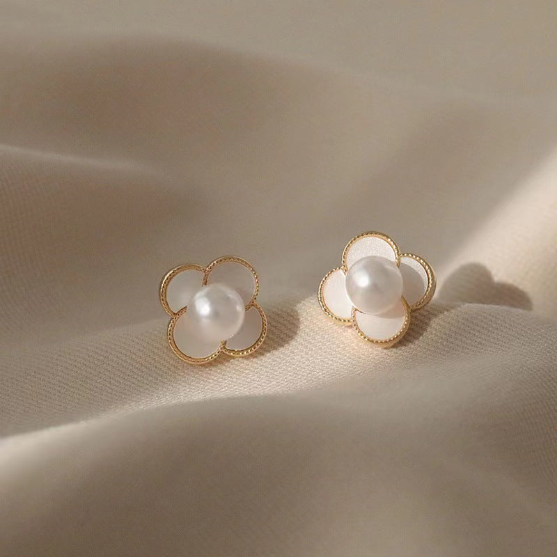 Women's Elegant Delicate Pearl Fashionable Niche Temperament Earrings