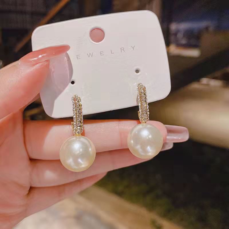 Women's Elegant Delicate Pearl Fashionable Niche Temperament Earrings