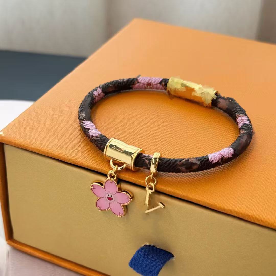 V's Four-leaf Clover Presbyopic Leather Couple Simple Bracelet