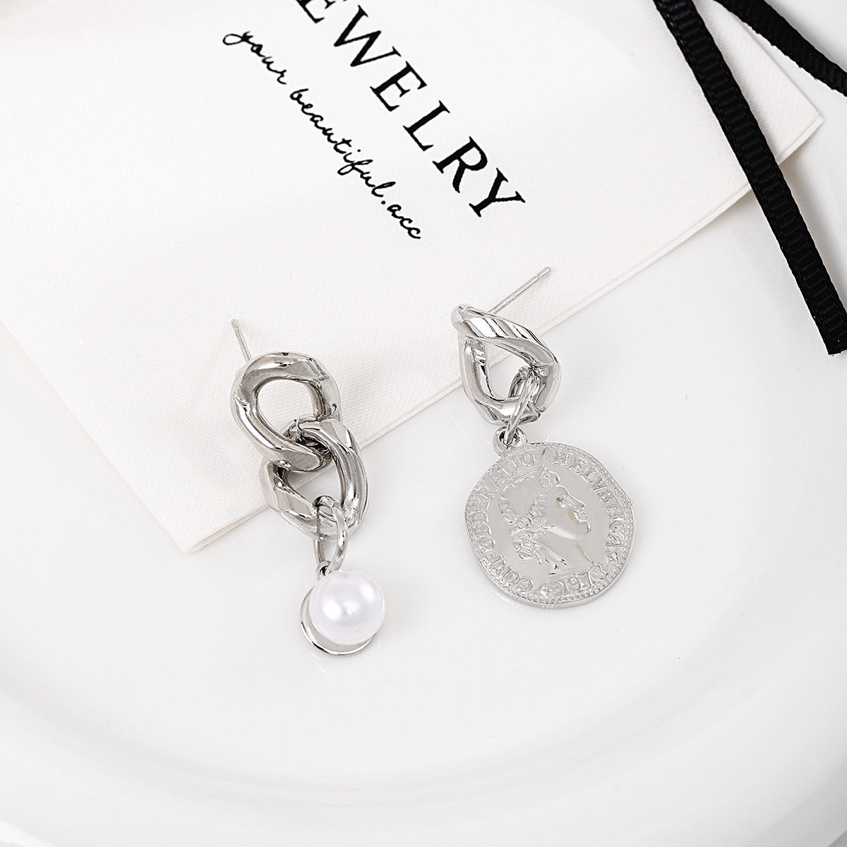 Fashion Portrait Geometric Round Niche Design Earrings