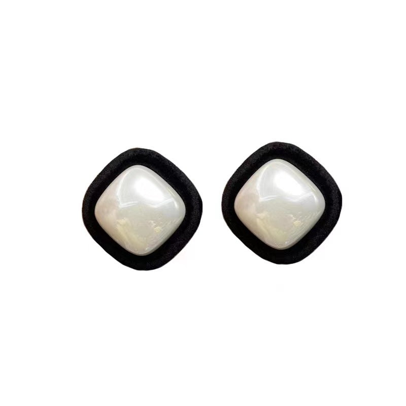 Women's French Retro Geometric Light Luxury High-grade Flocking Imitation Shell Pearl Stud Earrings