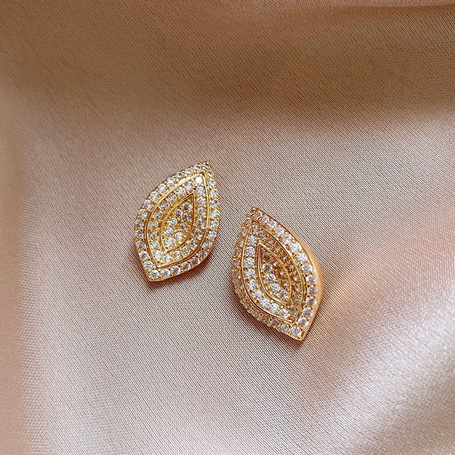 Sier Needle Metallic Hollow Flower Fishtail Pearl High-key Dignified Earrings