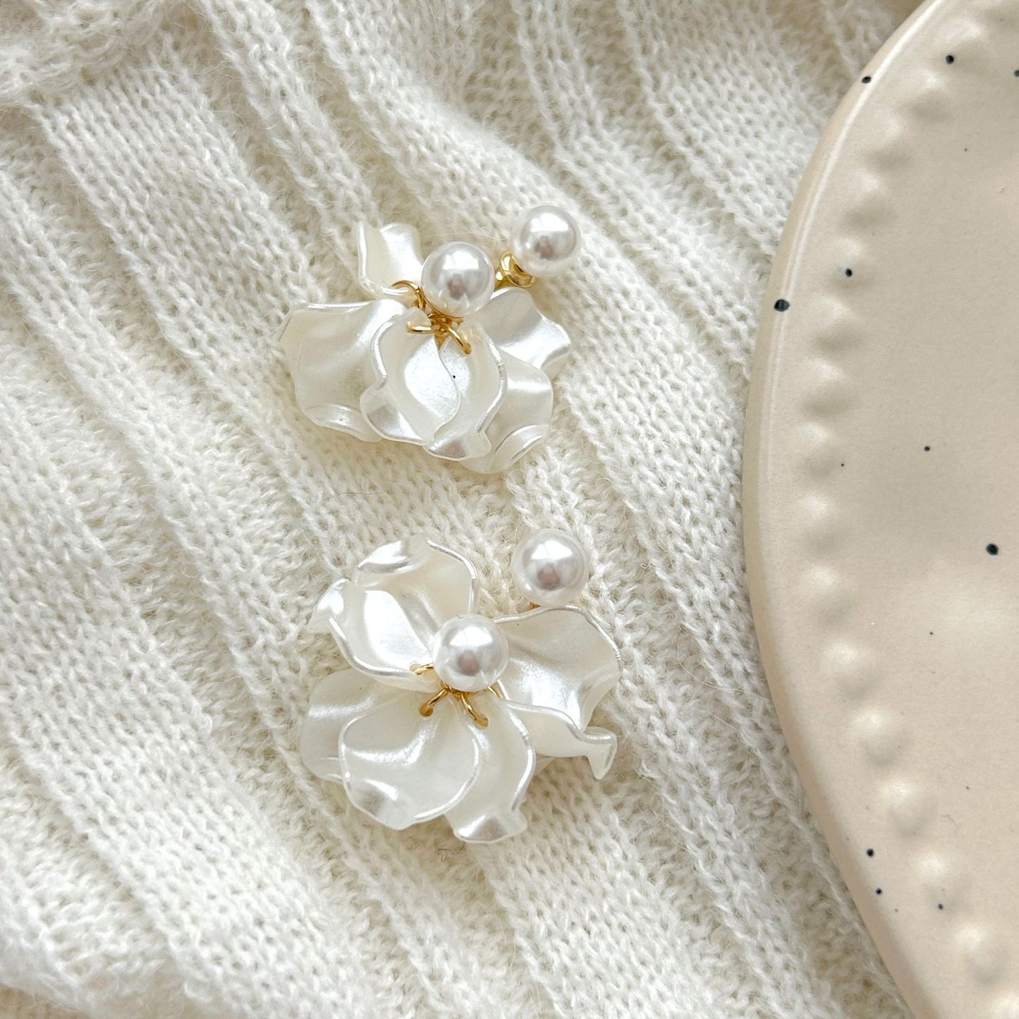 Beautiful White Pearl Petal Female Vacation Style Light Earrings