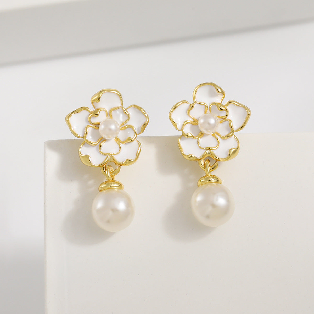 Floras Pearl Exclusive Guardian Flower God Light Luxury Minority Design Earrings