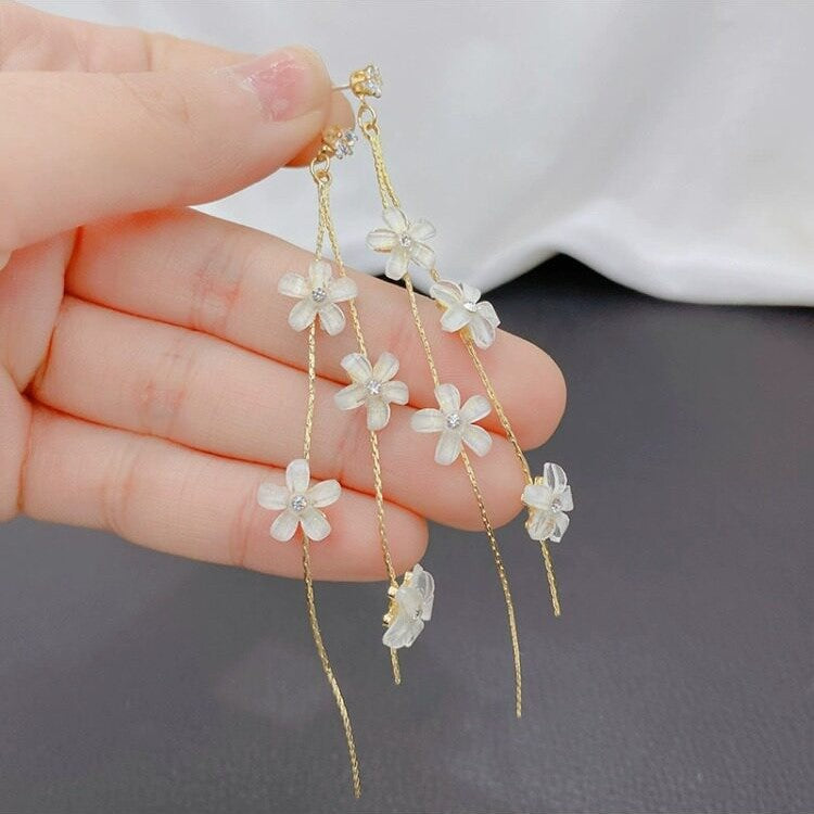 Elegant White Flower Long Small Tassel Ear Line