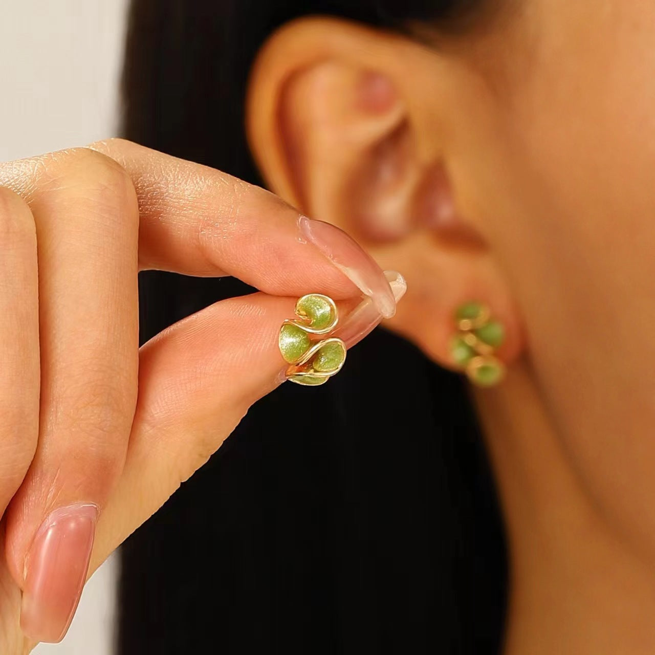 Women's Ruffled Oil Dripping Pleated Ear Cream Sweet Style Flower Enamel Stud Earrings