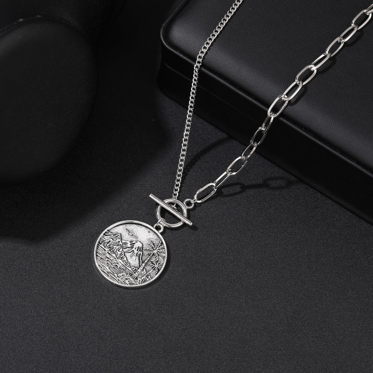 Women's Alloy Stitching Chain Vintage Fuji Ye Necklaces