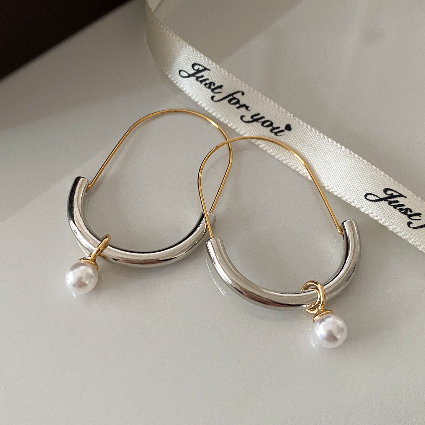 Women's Two-color Oval Metal High-grade Pearl Light Earrings