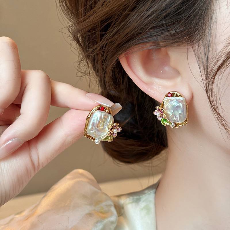 Retro Green Oil Painting Ancient Style Flower Light Luxury Palace Stud Earrings