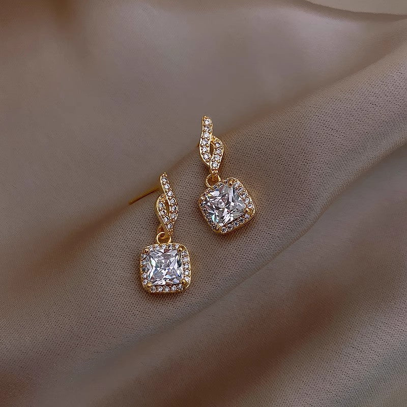 Needle Fashion Micro Niche Temperament High Quality Light Stud Earrings